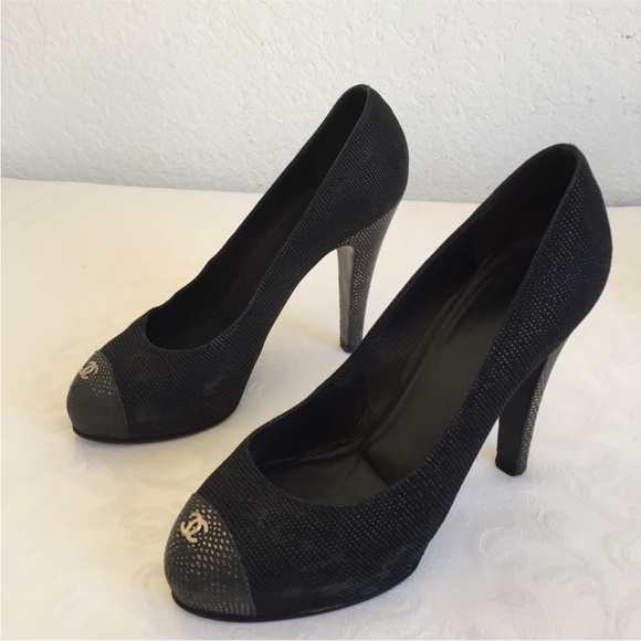 CHANEL Black Textured Heels with Gold Logo - Picture 3 of 8